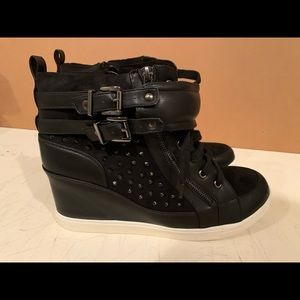 Black platform sneaker